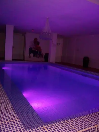 Piscina à noite